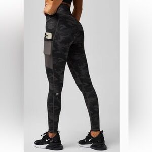 On-The-Go PowerHold® High-Waisted Legging
Size: S
